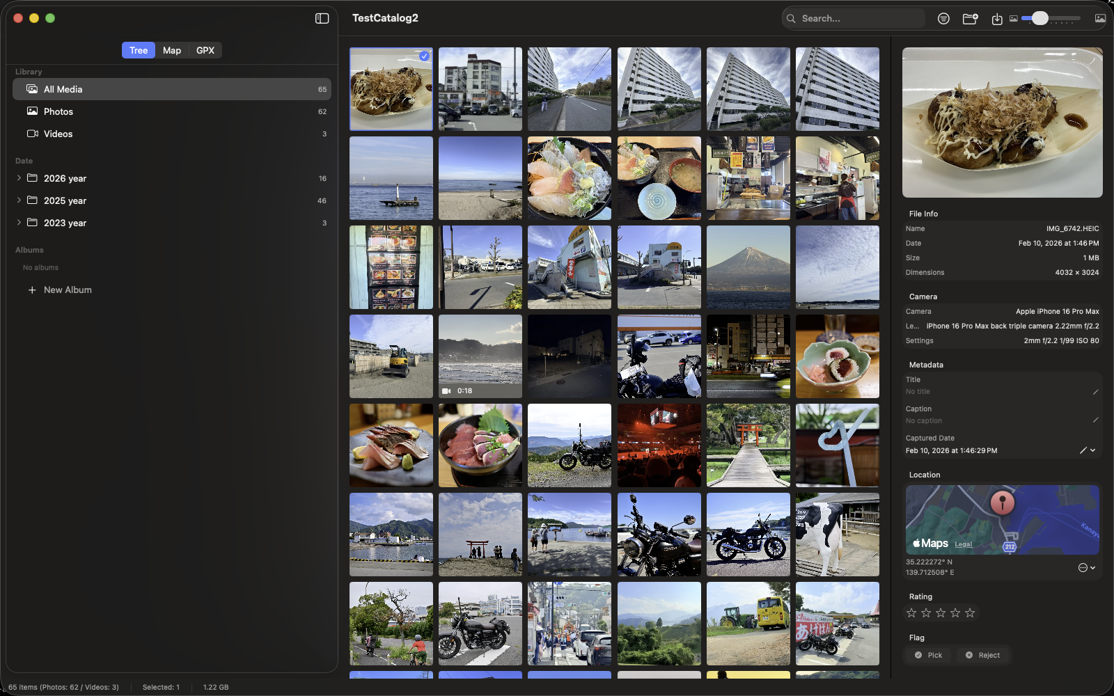 Main window showing library view, grid display, sidebar, and inspector