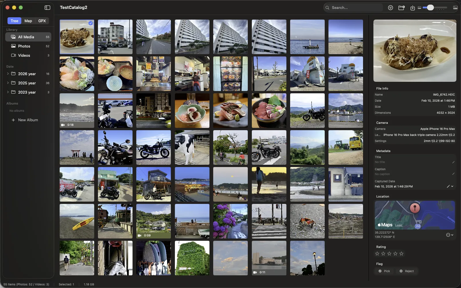 Main window showing library view, grid display, sidebar, and inspector