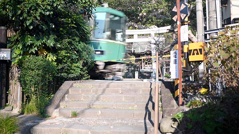 御霊神社の鳥居の目の前にある踏切