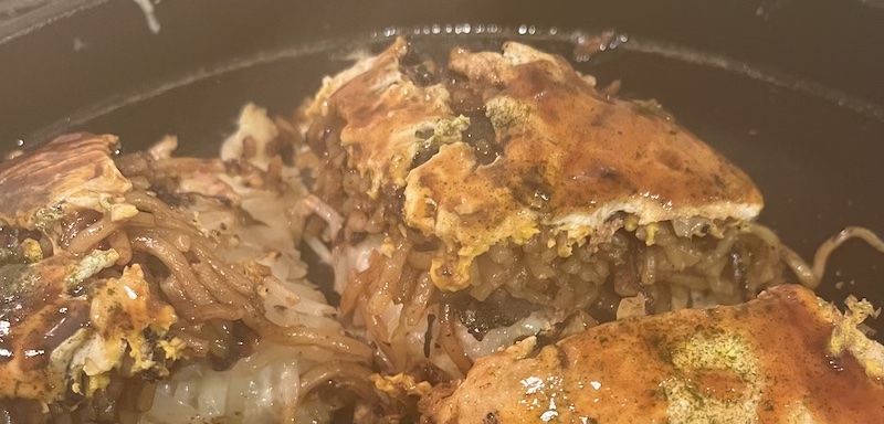 お好み焼きの上面は焼いた卵。ソースは卵に塗られている