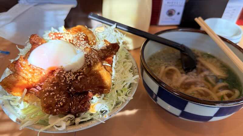 バラ丼美味しい。間違いない