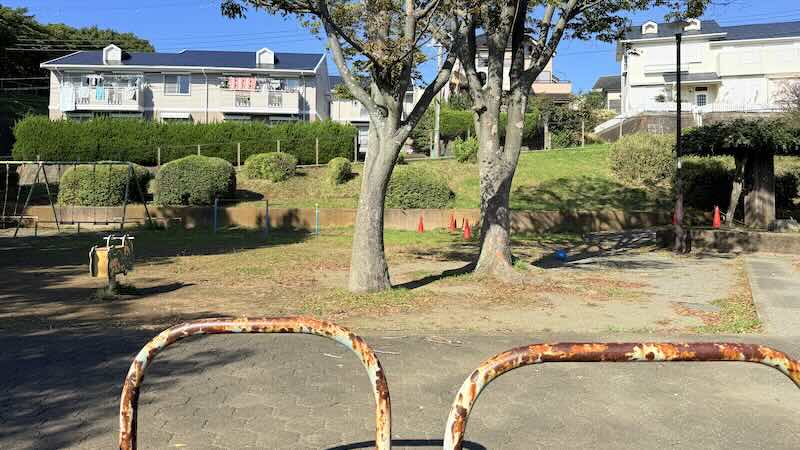 飼育小屋があった場所に校舎が建っている