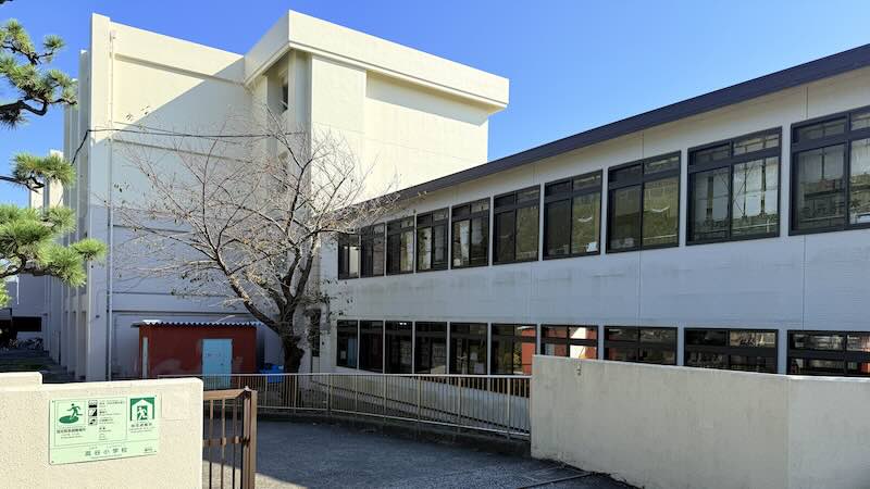 飼育小屋があった場所に校舎が建っている