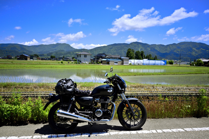 帰り道の田んぼと山