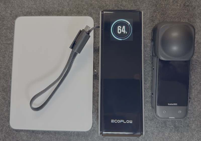 EcoFlow RAPID Power BankをMagic TrackpadとInsta360 X5に並べたサイズ比較