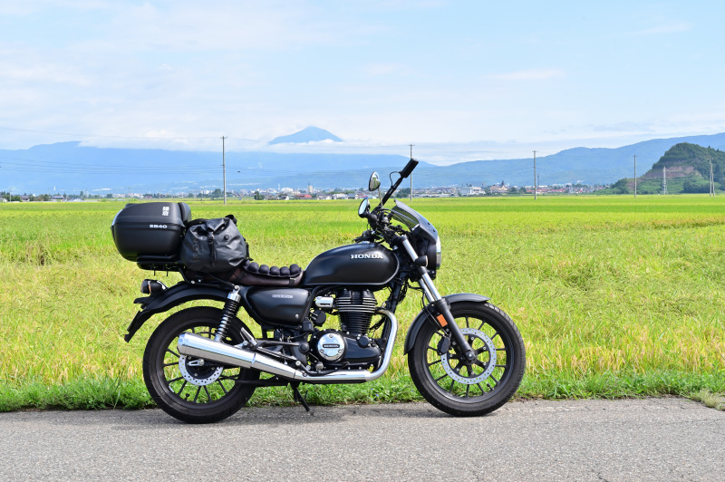 県道23号沿いののどかな田園とバイク